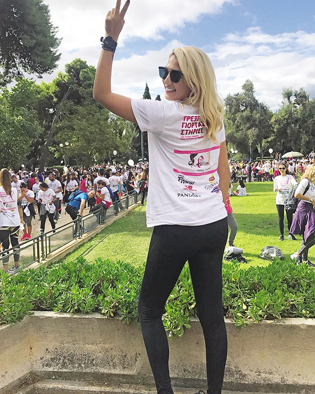 ΣΥΜΜΕΤΟΧΗ • Η Κωνσταντίνα Σπυροπούλου μετά τον συμβολικό αγώνα δρόμου για τον καρκίνο του μαστού