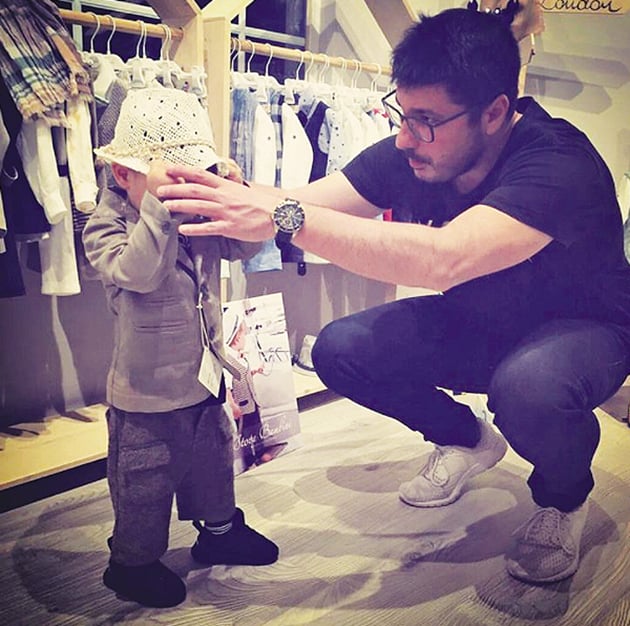 ΕΤΟΙΜΑΣΙΕΣ • Ο δημοσιογράφος Λάμπρος Κωνσταντάρας με τον ανιψιό του Στέφανο