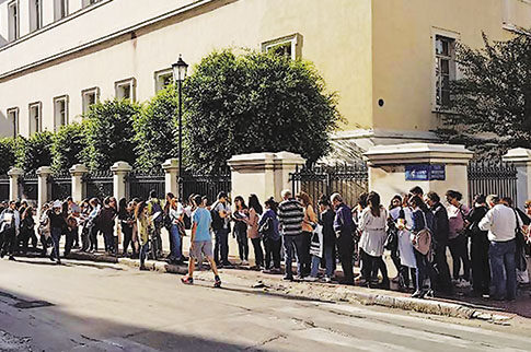 Ουρές για τα φθηνά εισιτήρια (των 3 ευρώ) στο Θέατρο Τέχνης