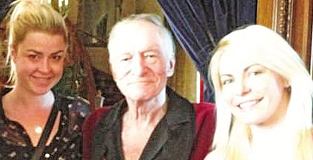 ΣΤΟ PLAYBOY MANSION • Από αριστερά: Η Αμάντα Αρτσερ, ο «Mr Playboy» και μια φίλη τους