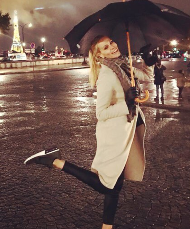 ΜΕ ΟΜΠΡΕΛΑ και φόντο τον πύργο του Αϊφελ