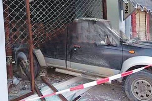 Εριξαν φορτηγάκι πάνω σε χρυσοχοείο και σήκωσαν τα κοσμήματα