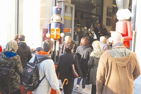 Ετρεξαν στα Public