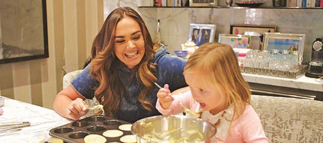 Στην κουζίνα φτιάχνοντας μάφινς