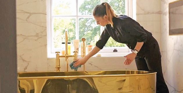 ΠΡΟΣΩΠΙΚΟ της έπαυλης καθαρίζει την μπανιέρα
