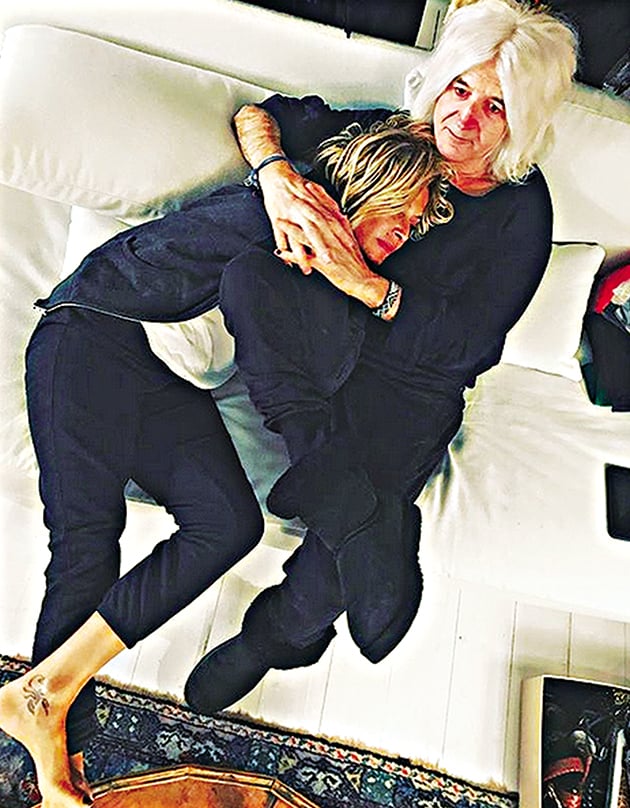 ΣΤΟΝ ΚΑΝΑΠΕ • Η Αννα Βίσση αγκαλιά με τον Νίκο Καρβέλα