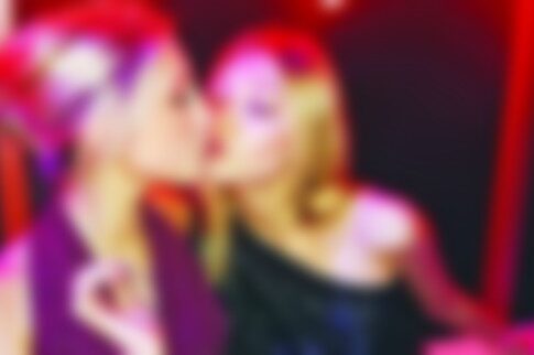 Η sexy Μαρία Ολυμπία «ερωτοτροπεί» με φίλη της