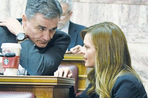 Η σικ Εφη και το βαθύ κάθισμα που έκανε τα φλας να αστράψουν