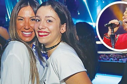 Η σύντροφος του Ρόκκου αγκαλιά με την κόρη του