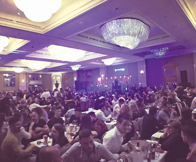«Hilton» Πάνω από 1.000 άτομα στο live του τραγουδιστή