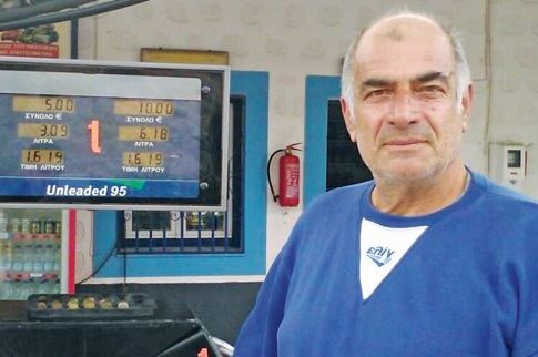 Πήγε να κόψει τον λαιμό του