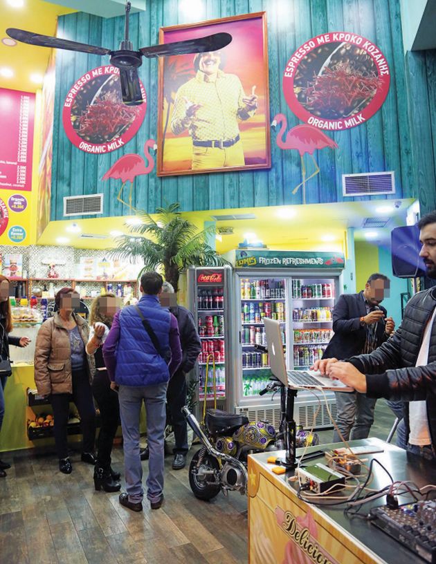 Πελάτες στο μαγαζί του Σφήνου