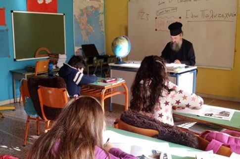 Ο παπάς χωριού στα Τζουμέρκα ανέλαβε και καθήκοντα δασκάλου