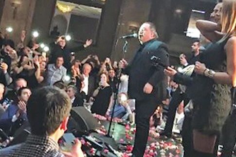 Τα πλουσιόπαιδα του Λονδίνου «έκαψαν» το «Χίλτον» για χάρη του Καρρά