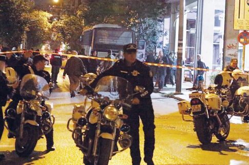 Χτύπημα κατά αστυνομικών των ΜΑΤ έξω από τα γραφεία του ΠΑΣΟΚ