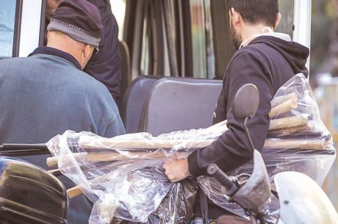 Θησαυρό βρήκε η ΕΛ.ΑΣ. μετά το «ντου» σε υπό κατάληψη κτίριο στα Εξάρχεια
