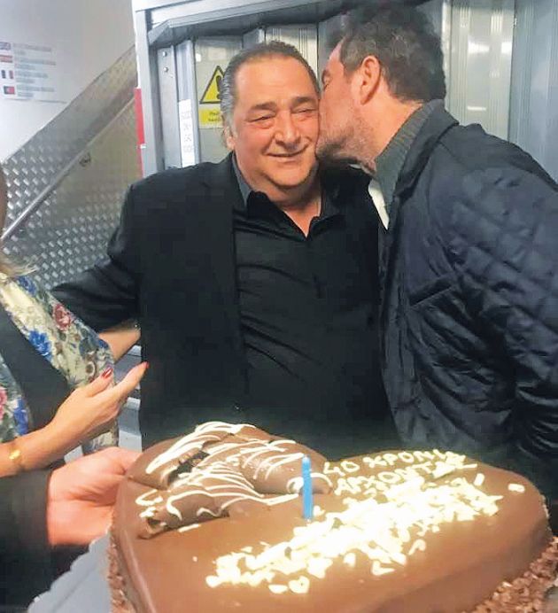 ΤΟΥΡΤΑ και φιλί από θαυμαστή του καλλιτέχνη