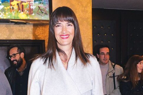 Aφέλειες και glam τσάντα για τη Νόνη Δούνια