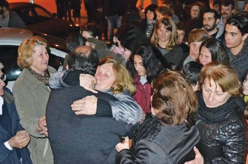 Θερμή υποδοχή στον ιερέα που κατηγορείται για βιασμούς