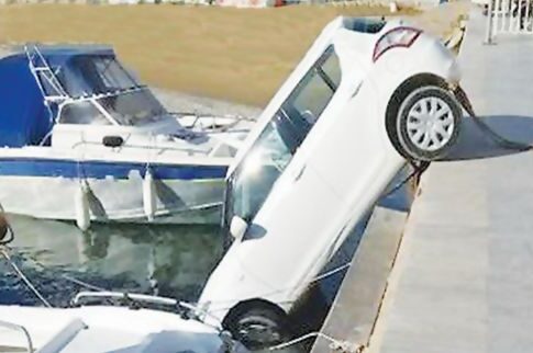 Ξέχασε να τραβήξει χειρόφρενο και το Ι.Χ. έπεσε σε λιμάνι της Πάρου
