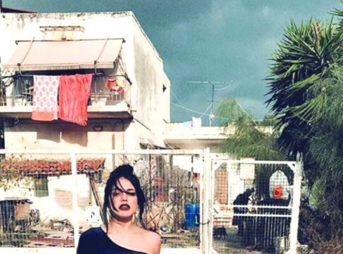 Η Κόνι Μεταξά «πειρατίνα» στα ανοιχτά της Μυκόνου