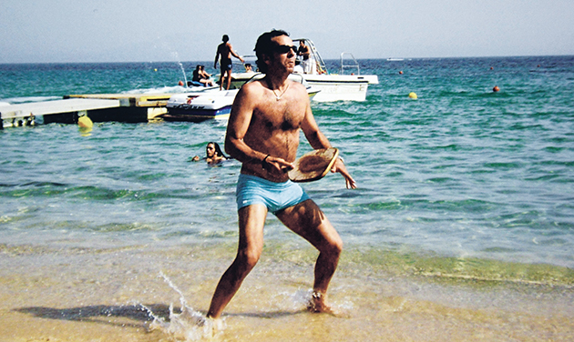 ΔΙΑΚΟΠΕΣ • Παίζοντας ρακέτες στην παραλία