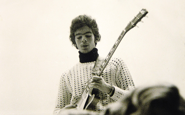 ΝΙΑΤΑ • Στην εφηβεία, με την αγαπημένη κιθάρα του