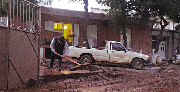 Κάτοικος της Μάνδρας προσπαθεί να καθαρίσει την αυλή του