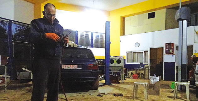 ΚΑΤΑΣΤΡΟΦΗ • Ο Δημήτρης Πελεκάνος στο γεμάτο με λάσπη συνεργείο του