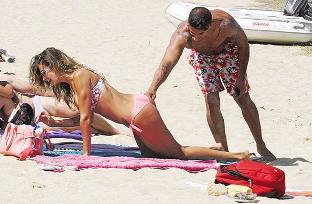 ΣΤΗΝ ΠΑΡΑΛΙΑ • Η Εύα Λάσκαρη με τον Νίκο Τσιώρη