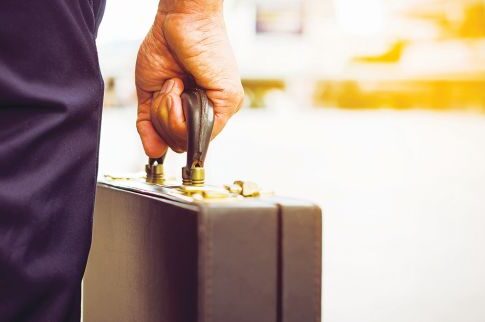 «Αφαντος» ο άνδρας που άρπαξε βαλίτσα με λίθους αξίας 1.120.000 ευρώ