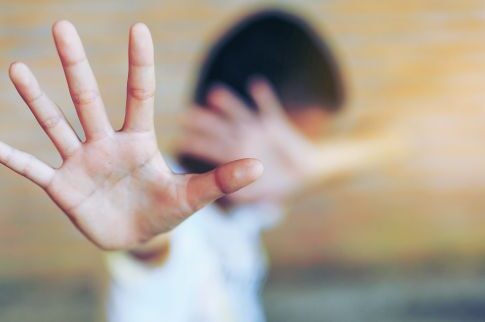 Δασκάλα έβαλε παιδιά να δείρουν συμμαθητή τους
