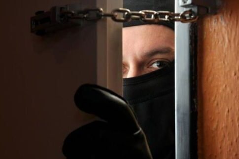 Διαρρήκτης τα 'τσουξε και συνελήφθη
