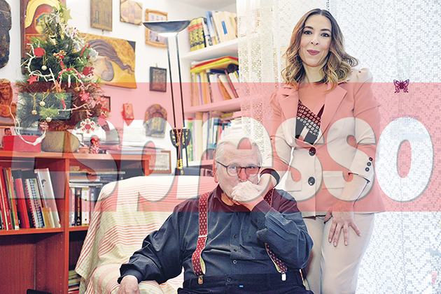 ΕΥΤΥΧΙΣΜΕΝΟΣ • Ο Κώστας Βουτσάς φιλά τρυφερά το χέρι της Αλίκης του