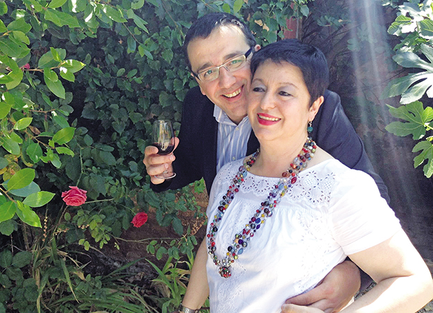 Αγκαλιά με τον σύζυγό της