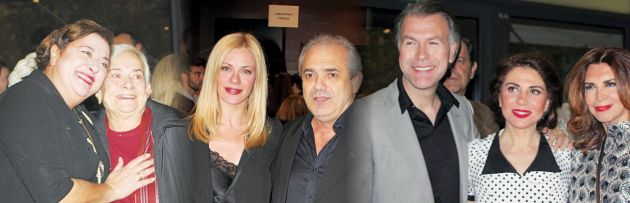 Από αρστερά: Η Ελισάβετ Κωνσταντινίδου με τη μητέρα της,H Zέτα Μακρυπούλια με τον Ταξιάρχη Χάνο, Ο Σωτήρης Πολύζος με τη Δήμητρα Μιχαηλίδου και τη Μιμή Ντενίση