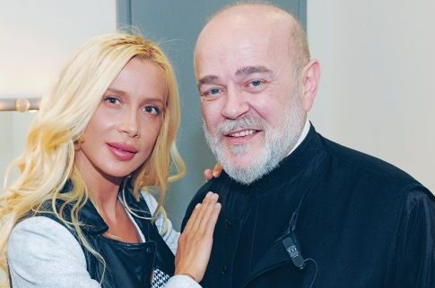 Ο παπάς που τα βράδια πάει στα μπουζούκια έγινε πρώτη είδηση στη γαλλική τηλεόραση
