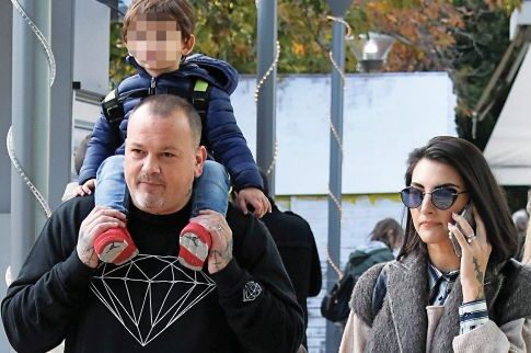 Σκαρφάλωσε στον μπαμπά Σκαρμούτσο