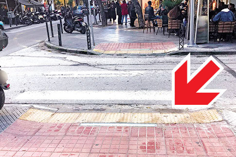 Θεσσαλονίκη: Έξυπνα φανάρια για «κολλημένους» με τα smartphones