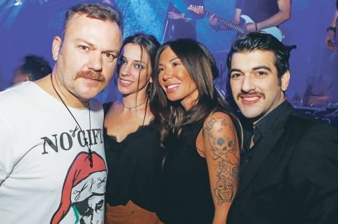Η «Λελέ» απόλαυσε live τον σύζυγό της μαζί με την παρέα της