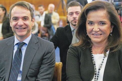 Το δημόσιο φιλί του Κυριάκου στην (πικραμένη) αδελφή του!