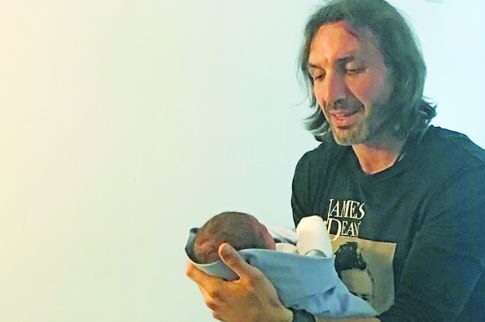 Ο μπόμπιρας της Χαλκιά στα χέρια του νονού Κυργιάκου