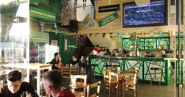 ΣΥΝΘΗΜΑΤΑ στον εσωτερικό χώρο του καφέ