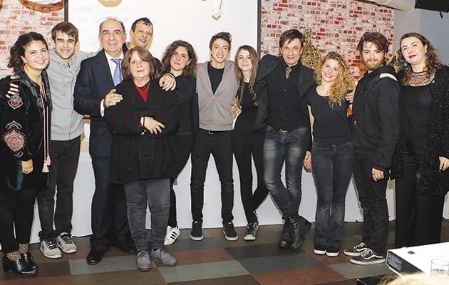 ΠΟΖΑ • Ο Αλκίνοος με την εκδότρια Εφη Βασιλάκου, τον σκηνοθέτη Τάκη Λουκάτο και τους νεαρούς ηθοποιούς