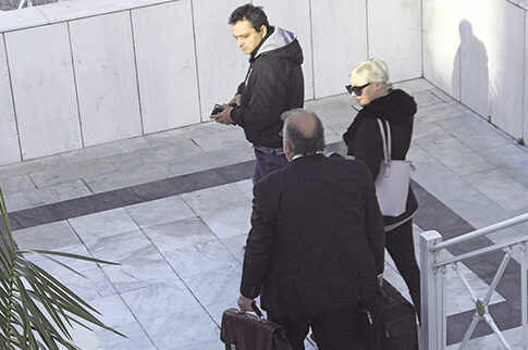 Νέα αναβολή στην εκδίκαση της αγωγής της Τζούλιας κατά του Μένιου