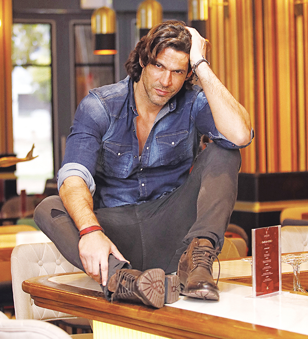 Με τζιν πουκάμισο ο Γιάννης Σπαλιάρας