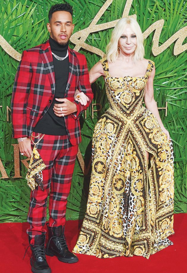 Αγκαζε Λιούις Χάμιλτον και Ντονατέλα Βερσάτσε