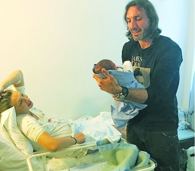 Στο μαιευτήριο Ο Σωτήρης Κυργιάκος με το μωρό της Φανής Χαλκιά