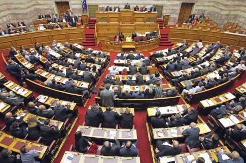 Η μήνυση «άγνωστης γυναίκας» που κοψοχόλιασε τους βουλευτές