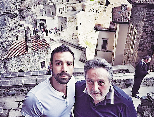 Στην Παναγία Σουμελά • Ο Σάκης Τανιμανίδης με τον πατέρα του Στέφανο κατά τη διάρκεια επεισοδίου του «World party»